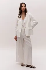 Mocasín confeccionado 100% en cuero con estampado animal print, puntadas artesanales y logo de marca grabado.