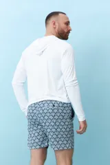 Bermuda de hombre azul con estampado de flores blancas y cordón ajustable en la cintura.