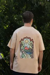 Remera celeste de manga corta con cuello redondo y estampado de tres hongos rojos con lunares blancos y la palabra 'Tuya' debajo.