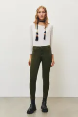 Pantalón jean slim color verde militar de tela satinada.