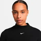 Remera negra de manga larga con cuello alto y logo Nike bordado en blanco en el pecho.