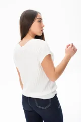 Remera blanca de tejido acanalado con escote redondo y mangas cortas.
