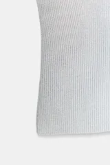 Top plateado de punto con cuello halter y tirantes finos.
