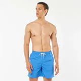 Short de baño azul con cintura elástica y cordón ajustable.