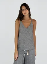 Musculosa gris de lino con breteles finos y escote en V.