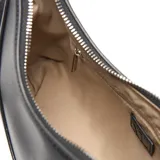 Bandolera de PU color negro con forma curva y base plana, con logo metálico XL plateado al frente. Posee correa regulable para usar al hombro o cruzada, cierre superior metálico y bolsillo interno con cierre.