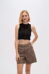 Top negro sin mangas de poliamida, corte ajustado, con cuello alto y cierre frontal con cremallera.