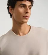 Remera de corte slim color beige, con cuello redondo, manga corta y tejido acanalado.