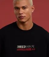 Remera negra de algodón con corte comfort, cuello redondo y mangas cortas. Estampa frontal y trasera con lettering "Inked Yokai".