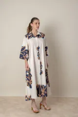 Vestido italiano de algodón con estampado abstracto en tonos blanco, rojo y negro. Modelo suelto abotonado al frente, con cuello camisero y mangas tres cuartos.