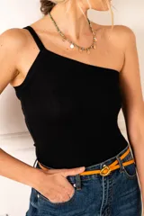 Top negro de viscosa y elastano, con un solo tirante y corte ajustado al cuerpo.