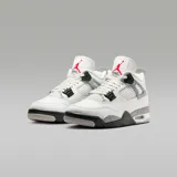 Zapatillas Air Jordan 4 Retro, color blanco con detalles en gris y negro. Presentan el logo Jumpman en rojo en la lengüeta y el talón.