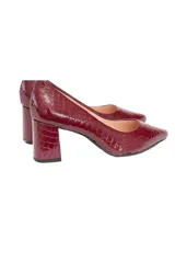 Zapato de tacón color borgoña con textura de cocodrilo, punta fina y tacón bloque.