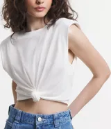 Musculosa blanca de media malla con cuello redondo y hombreras.