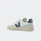 Championes Veja V-90 de cuero blanco con logo lateral en azul marino y detalles en gamuza gris.