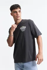 Remera lila de algodón, corte oversize, manga corta y cuello redondo.
