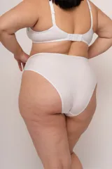 Bombacha tiro alto color blanco con laterales de encaje celeste y fundillo de algodón.