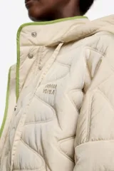 Chaquetón corto de corte línea A, confeccionado en tejido técnico acolchado con patrón de costuras en zigzag. Presenta cuello subido con capucha integrada y cordones de ajuste, cierre frontal oculto con botones de presión, manga larga con puño ancho elástico y bolsillos de vivo.