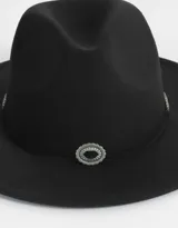 Sombrero negro de ala ancha con cinta decorativa y apliques metálicos plateados.