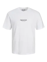 Remera blanca de manga corta con cuello redondo y calce relajado. Estampa en relieve con efecto tridimensional.