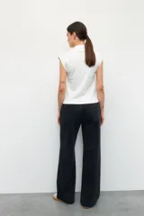 Pantalón tipo jean negro de algodón, con elástico en la cintura y cordones ajustables.