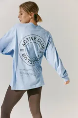 Remerón celeste de manga larga con cuello redondo y puños acanalados. Estampa en serigrafía en el frente y la espalda con la inscripción "Active Club R11".