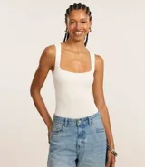 Body musculosa sin costuras color blanco, con escote cuadrado, textura acanalada y cierre inferior con broches.