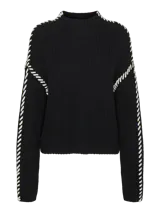 Sweater negro de punto con cuello alto, mangas largas y hombros caídos. Presenta costuras decorativas en color blanco en hombros y mangas.