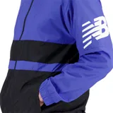 Campera deportiva New Balance de poliéster reciclado, color azul con franja horizontal negra en el pecho y logo de la marca en la manga.