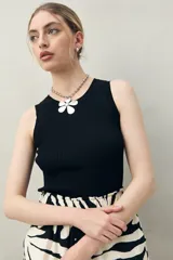 Musculosa rosa de punto acanalado con cuello redondo.