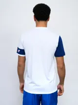 Remera de fútbol azul con mangas en celeste y escudo del Club Nacional de Football en el pecho.