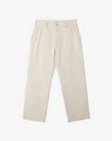 Pantalón de jean color beige, corte recto, estilo carpintero, con bolsillos laterales y traseros.