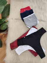 Pack de tres bombachas vedetinas de algodón en colores surtidos: gris, blanco, negro y estampado.