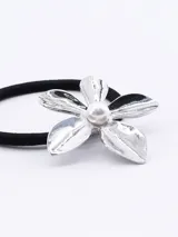 Colero de pelo con elástico negro y aplique de flor plateada con perla en el centro.