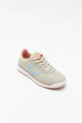 Zapatillas beige con recortes en gamuza de diferentes tonos, cordones y suela irregular blanca con detalle rosa.