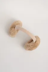 Orejeras de piel sintética color beige con banda de sujeción forrada en tela.