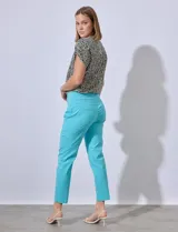 Pantalón azul de gabardina elastizada, marca Ruby Rd. Pretina ancha elastizada, bolsillos delanteros simulados y bolsillos traseros aplicados.
