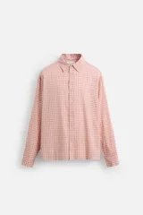 Camisa de manga larga con estampado a cuadros en tonos rosa y blanco.