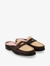 Mule tejido con silueta clásica y punta definida, color beige y negro.