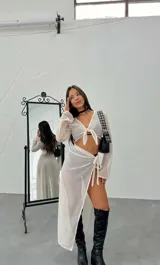 Conjunto de top y pareo de crochet color crudo.