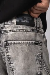 Bermuda de jean celeste, corte mom y estilo carpintero, con bolsillos laterales y traseros.