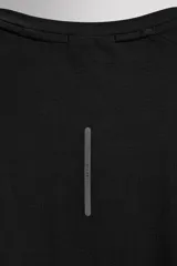 Camiseta deportiva verde militar confeccionada en tejido estructurado, ligero y elástico. Tiene cuello redondo, manga corta y bajo con aberturas laterales. Incluye logo estampado en el bajo.