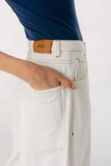 Pantalón de jean color borgoña, de corte wide leg y cintura alta.