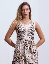 Vestido corto con estampado animal print, cuello redondo y ruedo con volado.