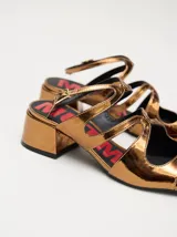 Sandalias de cuero charol color borgoña con tiras finas, taco cuadrado bajo y cierre con hebilla en el tobillo. Interior con estampado del logo de la marca en color naranja.