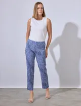 Pantalón en gabardina elastizada de corte recto y pretina ancha, marca Zac & Rachel.