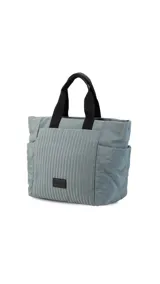 Cartera negra tipo tote bag con diseño capitoneado, doble asa corta y correa larga ajustable. Incluye bolsillos laterales y bolsillo frontal amplio.
