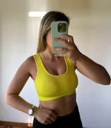 Top amarillo de ribete ajustado con push up removible, ideal para realzar la figura.