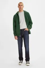 Pantalón de jean de corte slim fit, color azul oscuro, con costuras a la vista en color ocre.