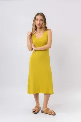 Vestido midi verde oliva de tejido acanalado, con escote en V y silueta al cuerpo con caída fluida.